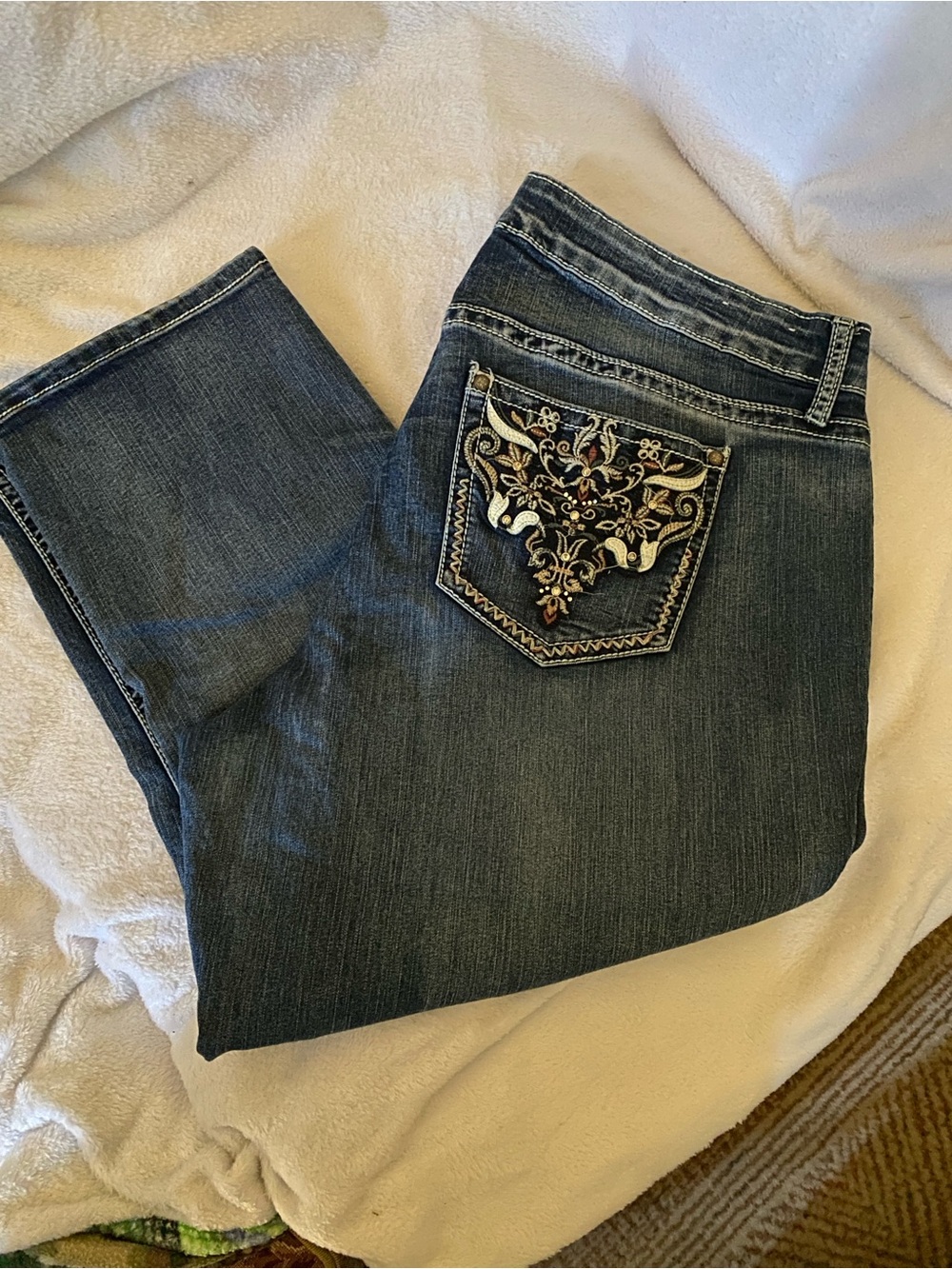 Embroidered Dark Blue Capri Jeans - Unknown Brand